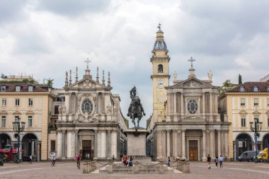 Torino, İtalya - 12 Haziran 2018: Piazza San Carlo Meydanı ve İtalya 'nın Torino şehrinde Santa Cristina ve San Carlo Borromeo' nun iki kilisesi. Torino, San Carlo Meydanı, İtalya
