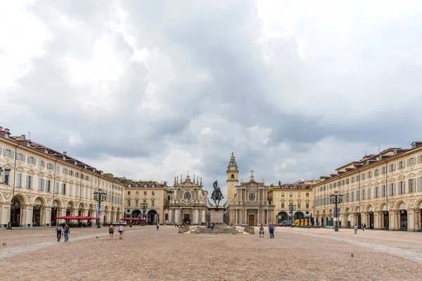 Torino, İtalya - 12 Haziran 2018: Piazza San Carlo Meydanı ve İtalya 'nın Torino şehrinde Santa Cristina ve San Carlo Borromeo' nun iki kilisesi. Torino, San Carlo Meydanı, İtalya