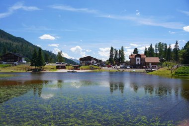 Lavabo girişinde göl var. Bolzano Eyaleti, Güney Tyrol 'deki Lavaze Geçidi Val di Fiemme' nin en büyüleyici manzaralarından biridir. Trentino Alto Adige. Dolomiti, Kuzey İtalya.