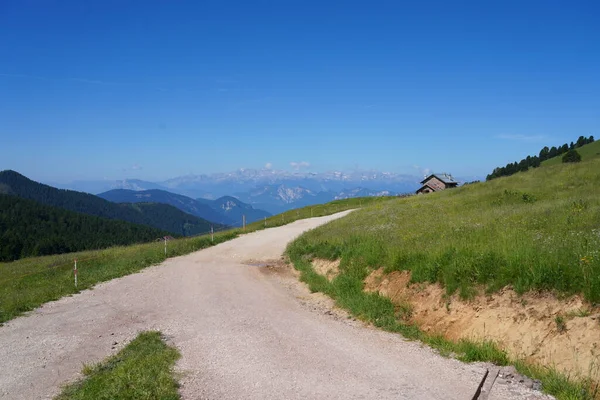 PASSO DI LAVAZE ITALY 15 sierpnia 2019 Passo di Lavaze Włochy to przełęcz alpejska o wysokości 1808 m n.p.m. w gminie Varena w prowincji Trento 15 sierpnia 2019 r. — Zdjęcie stockowe