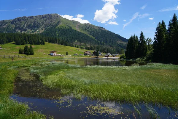 Lavabo girişinde göl var. Bolzano Eyaleti, Güney Tyrol 'deki Lavaze Geçidi Val di Fiemme' nin en büyüleyici manzaralarından biridir. Trentino Alto Adige. Dolomiti, Kuzey İtalya.