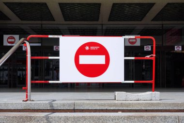 Coronavirus salgını tehlikesi, covid 19 salgını, ev konsepti, taşınma kısıtlamaları, virüs acil durum pankartı, beyaz arka planda yol işareti, güvenlik için izolasyon