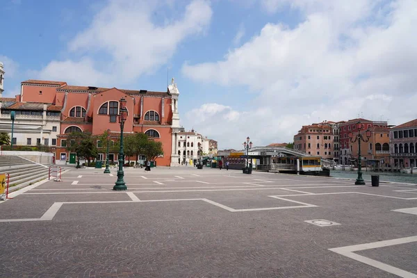 Venecia, Italia - 10 de mayo de 2020: Estación de tren de Venecia durante la cuarentena de cierre del COVID-19 Coronavirus. Estación de tren de Santa Lucía durante Venecia en Lockdown para Coronavirus - Covid-19 Health — Foto de Stock