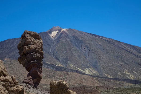 Vue panoramique de la formation rocheuse unique Roque Cinchado avec le célèbre sommet du volcan de montagne Pico del Teide en arrière-plan par une journée ensoleillée, Parc national du Teide, Ténérife, Îles Canaries, Espagne — Photo