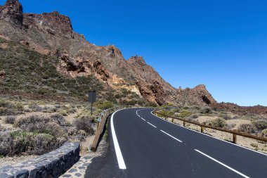 Tenerife 'deki dağ yolu. Dağ yolu, Kanarya Adası Tenerife, İspanya. Tenerife Adası 'ndaki Volkan Tepesi Yolu - Kanarya İspanya..