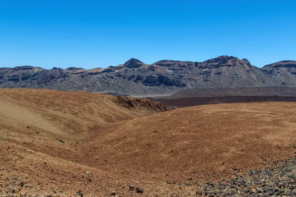 Öknen på Teneriffa. Lunar landskap i Teneriffa nationalpark.Vulkaniska bergslandskap, Teide nationalpark, Kanarieöarna, Spanien.Vandring i bergen och öknen — Stockfoto