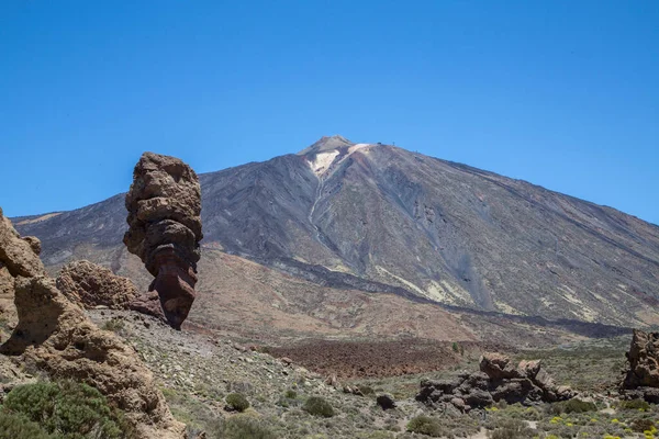 Roque Cinchado and peak of Teide volcan. Teide National Park, Tenerife, Canary islands, Spain.Teide火山 — 图库照片