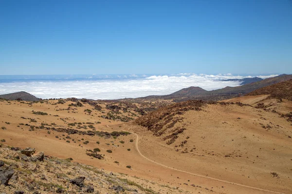 Woestijn op Tenerife. Maanlandschap in Tenerife nationaal park.Vulkanisch berglandschap, Nationaal Park Teide, Canarische eilanden, Spanje.Wandelen in de bergen en woestijn — Stockfoto