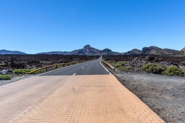 Tenerife 'deki dağ yolu. Dağ yolu, Kanarya Adası Tenerife, İspanya. Tenerife Adası 'ndaki Volkan Tepesi Yolu - Kanarya İspanya..