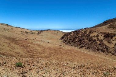 Tenerife 'de çöl. Tenerife Ulusal Parkı 'ndaki ay manzarası. Volkanik dağ manzarası, Teide Ulusal Parkı, Kanarya Adaları, İspanya. Dağlarda ve çölde yürüyüş.