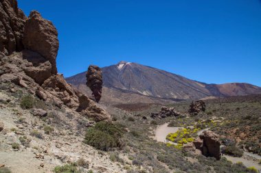 Tenerife 'deki Teide volkanı. İspanya. Kanarya Adaları. Teide, Tenerife 'nin ana ilgi odağı. Volkanın kendisi ve onu çevreleyen alan Teide Ulusal Parkı 'nı oluşturuyor..