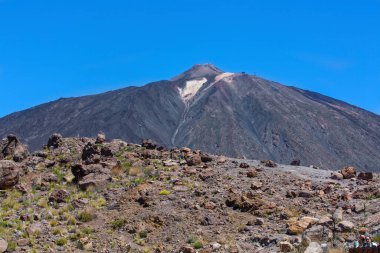Tenerife 'deki Teide volkanı. İspanya. Kanarya Adaları. Teide, Tenerife 'nin ana ilgi odağı. Volkanın kendisi ve onu çevreleyen alan Teide Ulusal Parkı 'nı oluşturuyor..