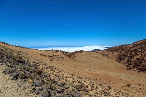 Deşert în Tenerife. Peisaj lunar în Parcul Național Tenerife. Peisaj montan vulcanic, Parcul Național Teide, Insulele Canare, Spain.Drumeții în munți și deșert — Fotografie, imagine de stoc