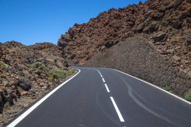 Tenerife 'deki dağ yolu. Dağ yolu, Kanarya Adası Tenerife, İspanya. Tenerife Adası 'ndaki Volkan Tepesi Yolu - Kanarya İspanya..