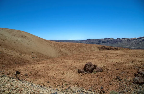 Wüste auf Teneriffa. Mondlandschaft im Nationalpark Teneriffa. Vulkanische Berglandschaft, Teide-Nationalpark, Kanarische Inseln, Spanien. Wandern in den Bergen und der Wüste — Stockfoto