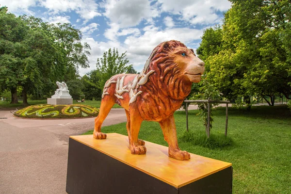 Garden tete d veya Parc de la Tete dOr Lyon, Fransa - 11 Mayıs 2018: Gold Head 'in adını verdiği bahçe. Lyon, Fransa 'daki Altın Kafa Parkı.