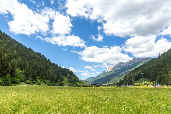 Moena, Trentino Alto Adige, Dolomites, Alto Adige, 이탈리아 알프스 - 2018 년 6 월 19 일 : Beautiful view of Moena in the Dolomite Mountain, Italy. 이탈리아 알프스 의구 시가지 — 스톡 사진