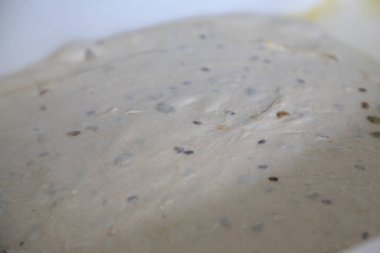 Pişirmek için taze maya hamuru. Üst görünüm