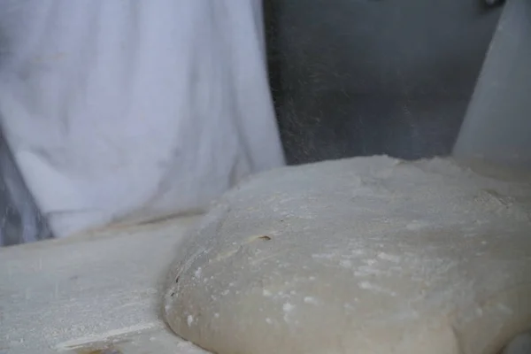 Frische rohe Teigkugel. frischer Teig bereit zum Backen — Stockfoto