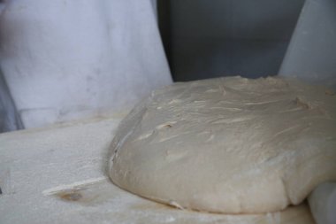 Taze çiğ hamur topu. Taze hamur pişmeye hazır.