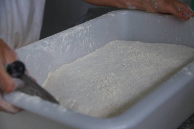 Pişirmek için taze maya hamuru. Üst görünüm