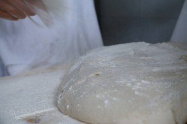 Taze çiğ hamur topu. Taze hamur pişmeye hazır.