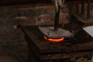 Murano fabrikası. Murano İtalya Cam Üfleme Fırını. Geleneksel İtalyan işçiliği konsepti. Murano cam fabrikası Venedik İtalya 'da. Ayrıntıları kapat.