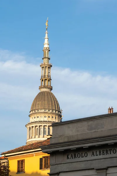 İtalya 'nın Novara kentindeki San Gaudenzio Bazilikası' nın ünlü Cupola manzarası. SAN GAUDENZIO BASILİKA BÖLGESİ İTALYA 'DA NOVARA' DA TARİHİ BARIKLAR. Piedmont, İtalya 'daki Novara şehrindeki San Gaudenzio Kilisesi.