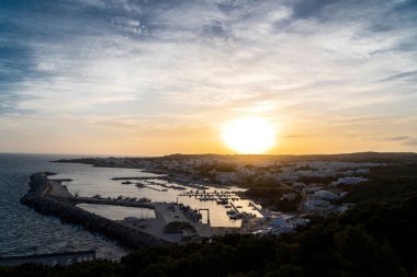 Santa Maria di Leuca 'da gün batımı. Santa Maria di Leuca, Colonna Corinzia Salento, Lecce, Apulia, İtalya. Dini sembol, haç, haç...