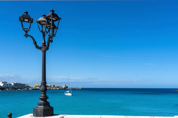 Schöne Bucht von Otranto, berühmte italienische Stadt im Salento, Apulien. die schöne Strandbucht von Otranto in Italien — Stockfoto