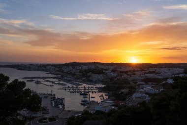 Santa Maria di Leuca 'da gün batımı. Santa Maria di Leuca, Colonna Corinzia Salento, Lecce, Apulia, İtalya. Dini sembol, haç, haç...