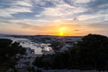 Santa Maria di Leuca 'da gün batımı. Santa Maria di Leuca, Colonna Corinzia Salento, Lecce, Apulia, İtalya. Dini sembol, haç, haç...