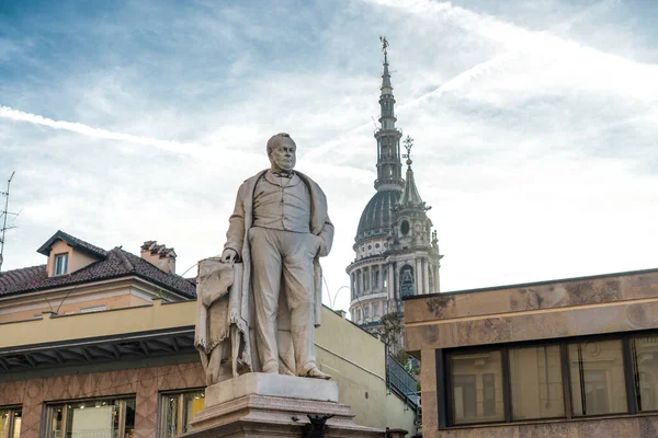 Novara şehri, Piedmont, İtalya. NOVARA ŞEHRİ 'NİN TARİH PALLARI, İTALYA' DA. Novara 'daki San Gaudenzio Bazilikası' nın ünlü Cupola manzarası. Camillo Benso, Cavour Kontu.