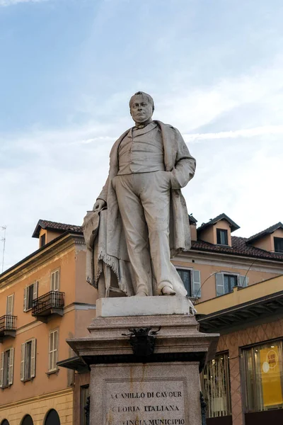 Novara şehri, Piedmont, İtalya - 10 ottobre 2019: NOVARA ŞEHRİ İTALYA 'DA HISTORİC PALACES. Camillo Benso, Cavour Kontu.