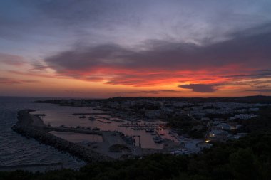 Santa Maria di Leuca 'da gün batımı. Santa Maria di Leuca, Colonna Corinzia Salento, Lecce, Apulia, İtalya. Dini sembol, haç, haç...