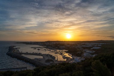 Santa Maria di Leuca 'da gün batımı. Santa Maria di Leuca, Colonna Corinzia Salento, Lecce, Apulia, İtalya. Dini sembol, haç, haç...