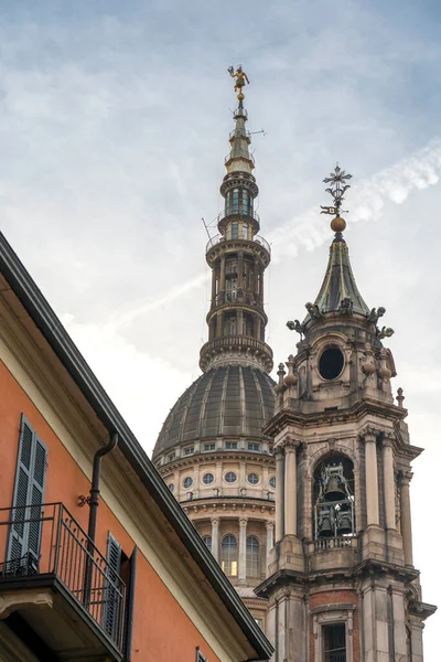 Vista de la famosa cúpula de la Basílica de San Gaudenzio en Novara, Italia. SAN GAUDENZIO BASILICA DOME Y EDIFICIOS HISTÓRICOS EN NOVARA EN ITALIA. Iglesia de San Gaudenzio en Novara, Piamonte, Italia . — Foto de Stock