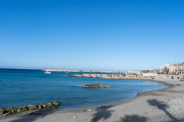 美丽的Otranto湾，意大利著名城市塞隆托，Puglia 。意大利奥特兰托美丽的海滩湾 — 图库照片