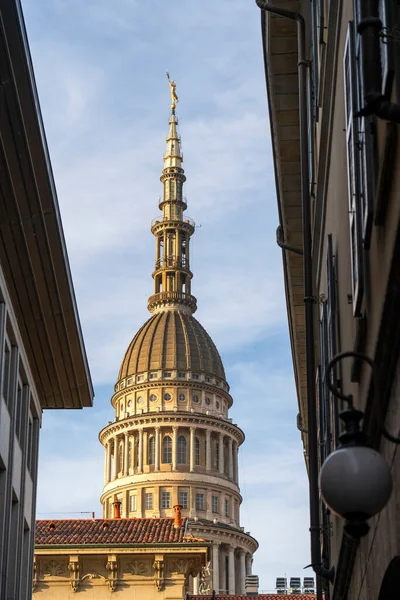 İtalya 'nın Novara kentindeki San Gaudenzio Bazilikası' nın ünlü Cupola manzarası. SAN GAUDENZIO BASILİKA BÖLGESİ İTALYA 'DA NOVARA' DA TARİHİ BARIKLAR. Piedmont, İtalya 'daki Novara şehrindeki San Gaudenzio Kilisesi.