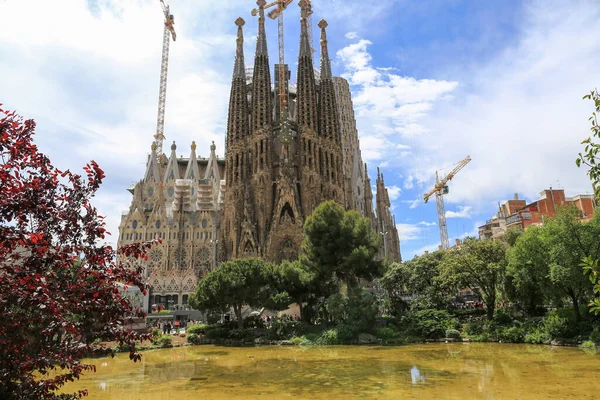 BARCELONA, SPAIN - 3 Mayıs 2018: La Sagrada Familia - Gaudi tarafından tasarlanan ve 19 Mart 1882 'den beri inşa edilen etkileyici katedral..