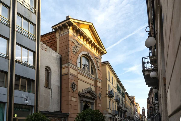 Novara şehri, Piedmont, İtalya - 10 ottobre 2019: NOVARA ŞEHRİ İTALYA 'DA HISTORİK ŞEHRİ