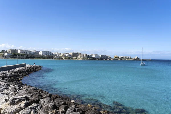 Hermosa bahía de Otranto, famosa ciudad italiana en Salento, Puglia. la hermosa bahía de la playa de Otranto en Italia —  Fotos de Stock