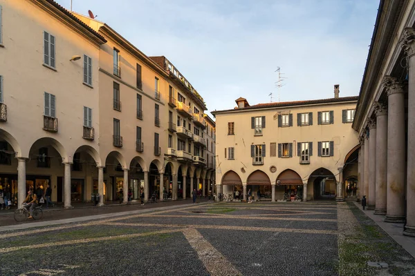 Ciudad de Novara, Piamonte, Italia - 10 ottobre 2019: PALACIOS HISTÓRICOS EN LA CIUDAD DE NOVARA EN ITALIA EN EUROPA — Foto de Stock