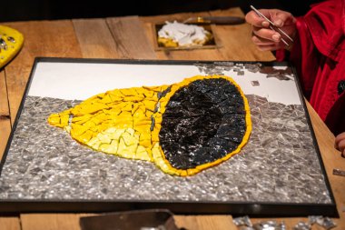 Murano fabrikası. Murano İtalya Cam Üfleme Fırını. Geleneksel İtalyan işçiliği konsepti. Murano cam fabrikası Venedik İtalya 'da. Ayrıntıları kapat.