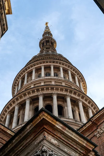 İtalya 'nın Novara kentindeki San Gaudenzio Bazilikası' nın ünlü Cupola manzarası. SAN GAUDENZIO BASILİKA BÖLGESİ İTALYA 'DA NOVARA' DA TARİHİ BARIKLAR. Piedmont, İtalya 'daki Novara şehrindeki San Gaudenzio Kilisesi.