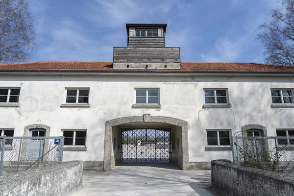 Dachau, Duitsland: 2 april 2019 - Zicht op de hoofdingang van het concentratiekamp Dachau Memorial Site — Stockfoto