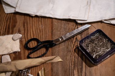 Makas, açık bej kumaşlı kağıt kesimi. Kesme işleminin yakın plan resmi. Dikiş dersi. Moda tasarımcısından model oluşturma atölyesi.