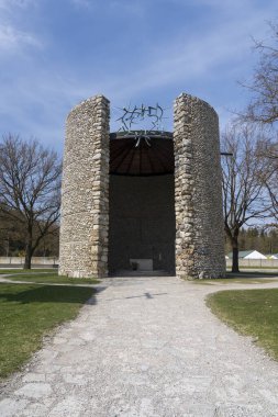 Dachau, Bavyera, Almanya - 2 Nisan 2019: Dachau Toplama Kampı içindeki İsa 'nın Ölümcül Izdırabı Kilisesi. Katolik Kilisesi 'ndeki Dikenli Taç heykeline bakıyorum.