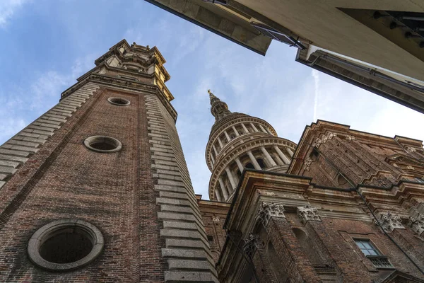 Vista de la famosa cúpula de la Basílica de San Gaudenzio en Novara, Italia. SAN GAUDENZIO BASILICA DOME Y EDIFICIOS HISTÓRICOS EN NOVARA EN ITALIA. Iglesia de San Gaudenzio en Novara, Piamonte, Italia . — Foto de Stock