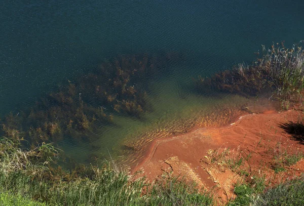 Otranto, Puglia, İtalya 'daki Bauxite Quarry Gölü. Salento, Otranto: boksit taş ocağı mağarasının ay manzarası.